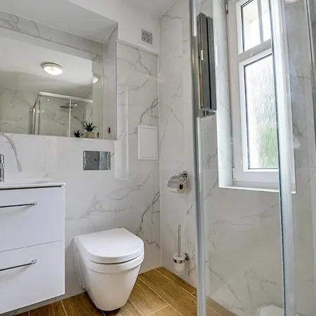 2b 3 43,06qm Newly Renovated, 5 Beds שוודט